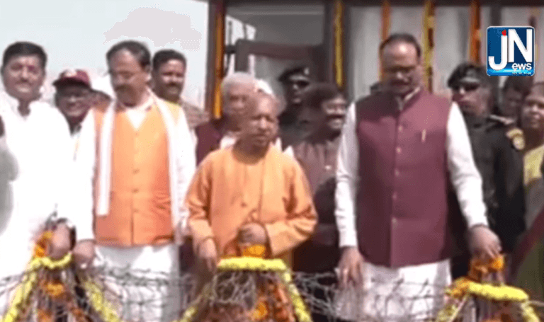 महाकुंभ के समापन पर सीएम M Yogi Adityanath ने खिलाया पक्षियों को दाना।