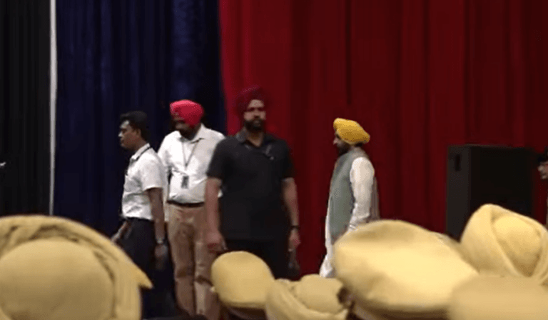 ਅੱਜ ਨਵੀਆਂ ਗੱਡੀਆਂ ਨੂੰ ਹਰੀ ਝੰਡੀ ਦਿਖਾ ਕੇ ਪੁਲਿਸ ਦੇ ਬੇੜੇ ਵਿੱਚ ਸ਼ਾਮਲ ਕਰਨ ਲਈ ਫਿਲੌਰ ਪਹੁੰਚੇ CM ਭਗਵੰਤ ਸਿੰਘ ਮਾਨ….