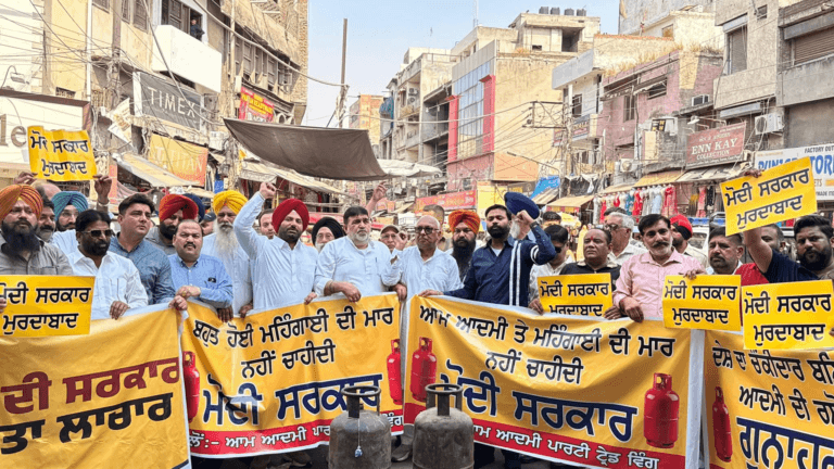 ਕਮਰਸ਼ੀਅਲ ਗੈਸ ਸਲਿੰਡਰਾਂ ਦੀਆਂ ਕੀਮਤਾਂ ਵਿੱਚ ਵਾਧੇ ਨੂੰ ਲੈ ਕੇ ਪੰਜਾਬ ਵਿੱਚ ਆਮ ਆਦਮੀ ਪਾਰਟੀ ਵੱਲੋਂ ਰੋਸ਼ ਪ੍ਰਦਰਸ਼ਨ।